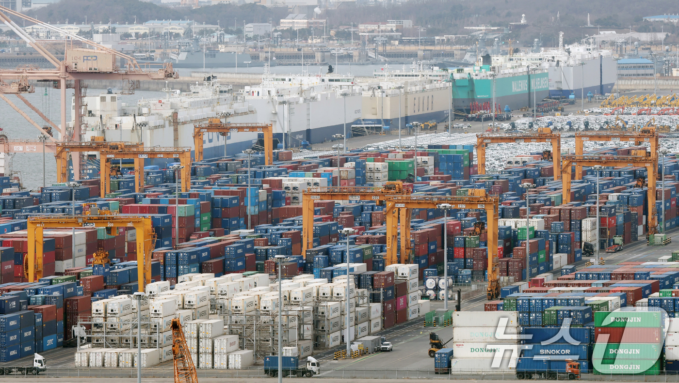 (평택=뉴스1) 김영운 기자 = 23일 경기 평택시 포승읍 평택항에 수출용 컨테이너가 쌓여있다.이날 관세청에 따르면 이달 1~20일 수출은 전년동기대비 23.5% 증가한 435억 …