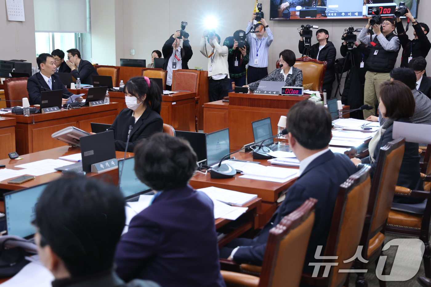 (서울=뉴스1) 신웅수 기자 = 23일 서울 여의도 국회에서 열린 법제사법위원회 전체회의에서 의원들이 거수 표결을 하고 있다. 2026.2.23/뉴스1