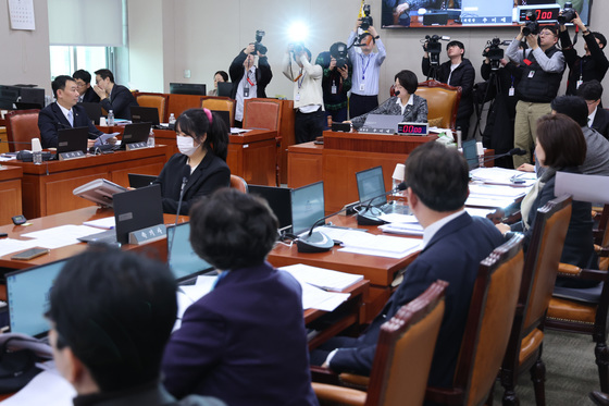 거수 표결하는 법사위원들