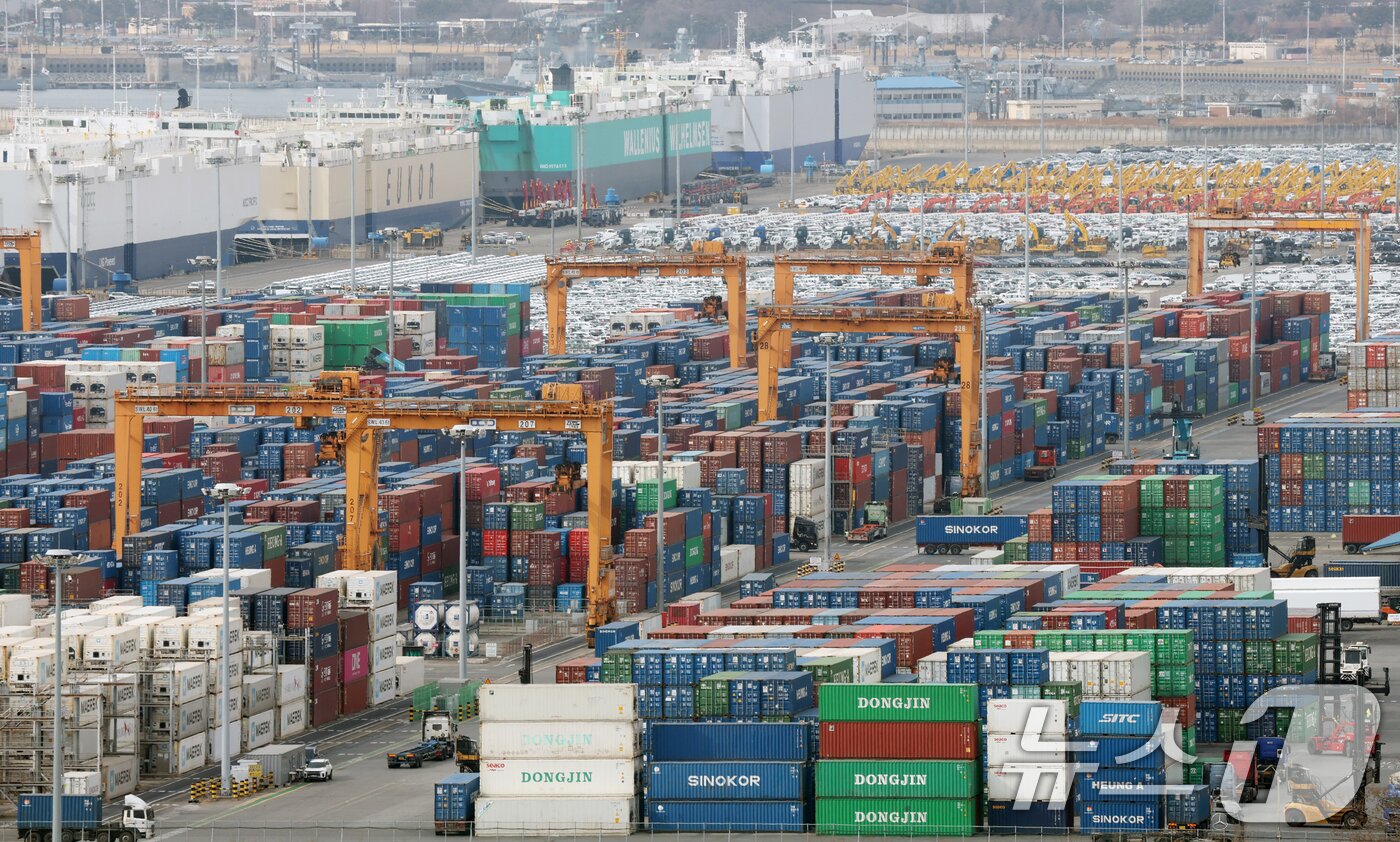 본문 이미지 - 23일 경기 평택시 포승읍 평택항에 수출용 컨테이너가 쌓여있다. 2026.2.23 ⓒ 뉴스1 김영운 기자