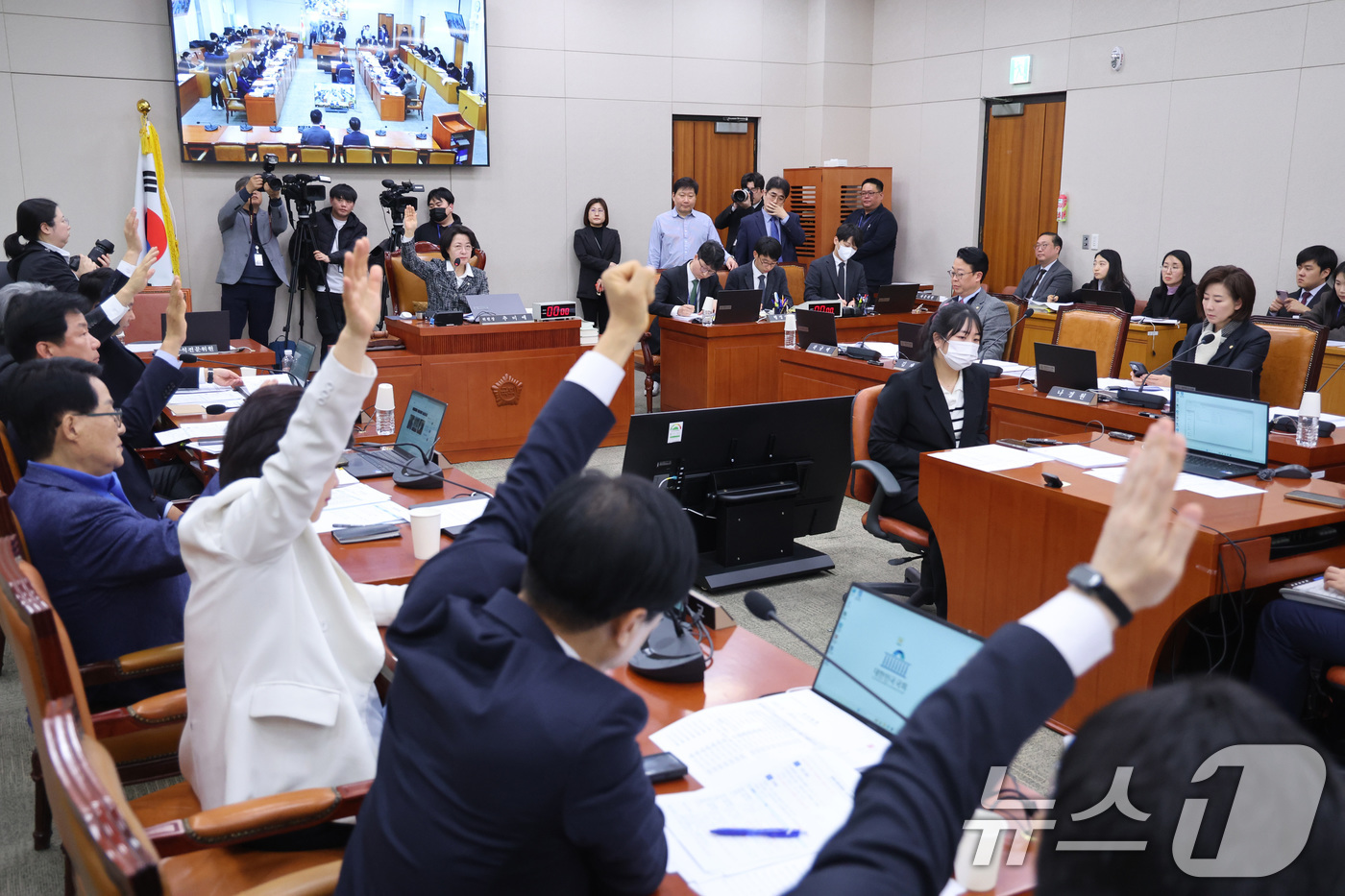 (서울=뉴스1) 신웅수 기자 = 23일 서울 여의도 국회에서 열린 법제사법위원회 전체회의에서 의원들이 거수 표결을 하고 있다. 2026.2.23/뉴스1