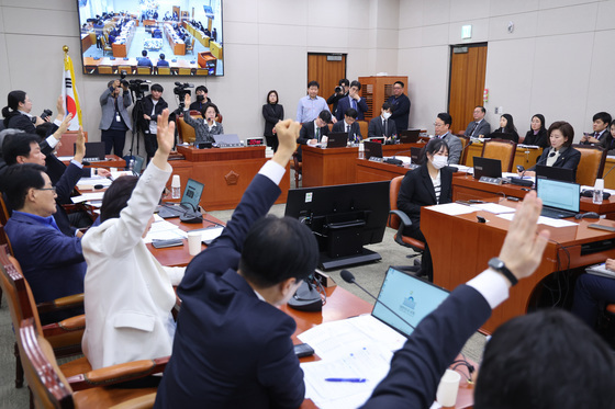 법사위 거수 표결