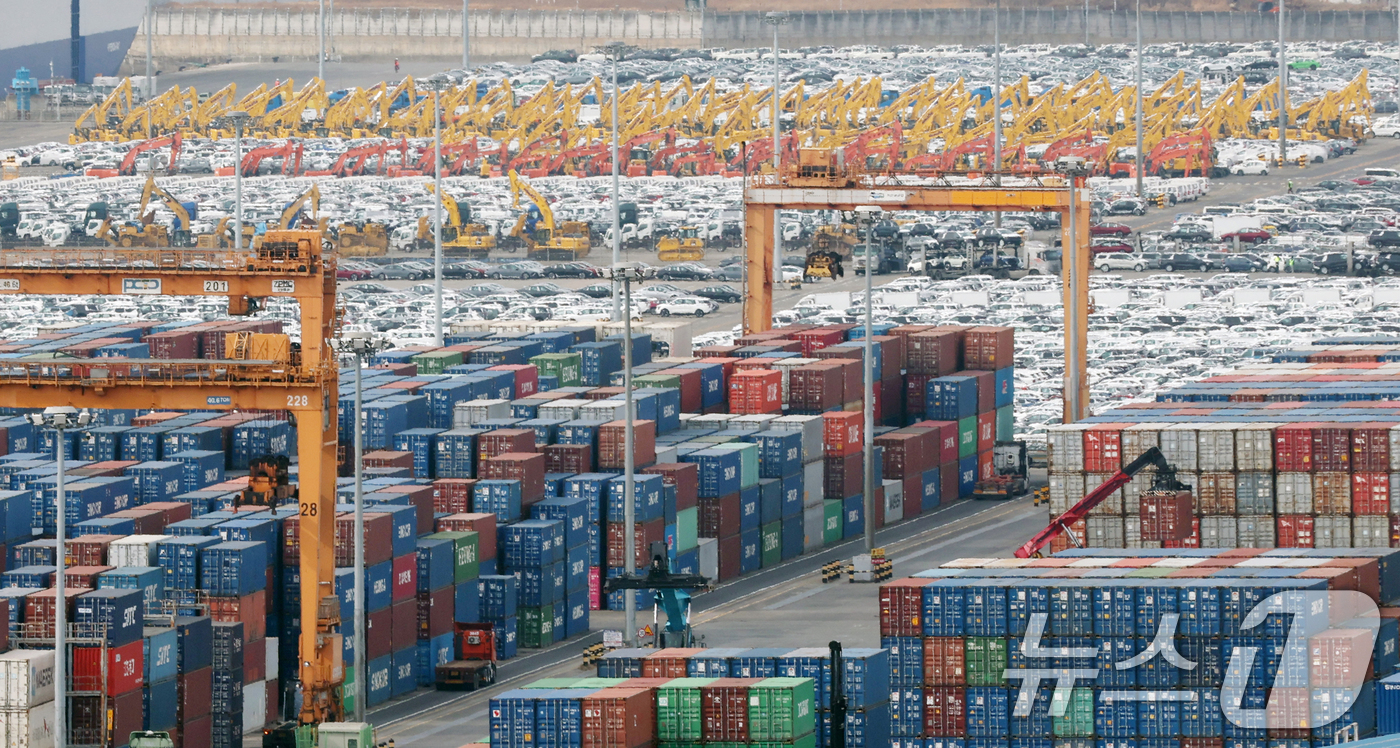 (평택=뉴스1) 김영운 기자 = 23일 경기 평택시 포승읍 평택항에 수출용 컨테이너가 쌓여 있다.이날 관세청에 따르면 이달 1~20일 수출은 전년동기대비 23.5% 증가한 435억 …