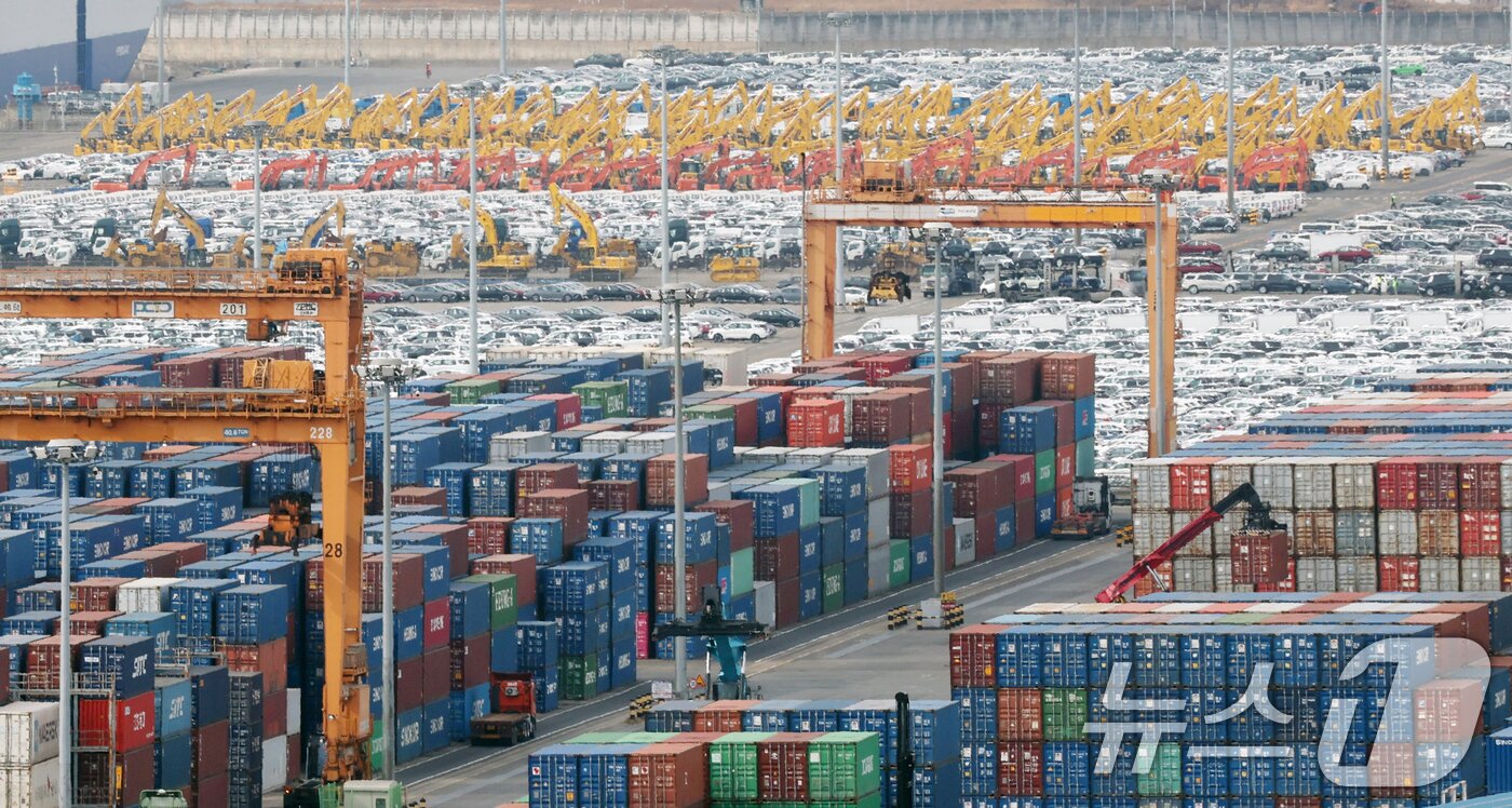 본문 이미지 - 23일 경기 평택시 포승읍 평택항에 수출용 컨테이너가 쌓여 있다. 2026.2.23 ⓒ 뉴스1 김영운 기자