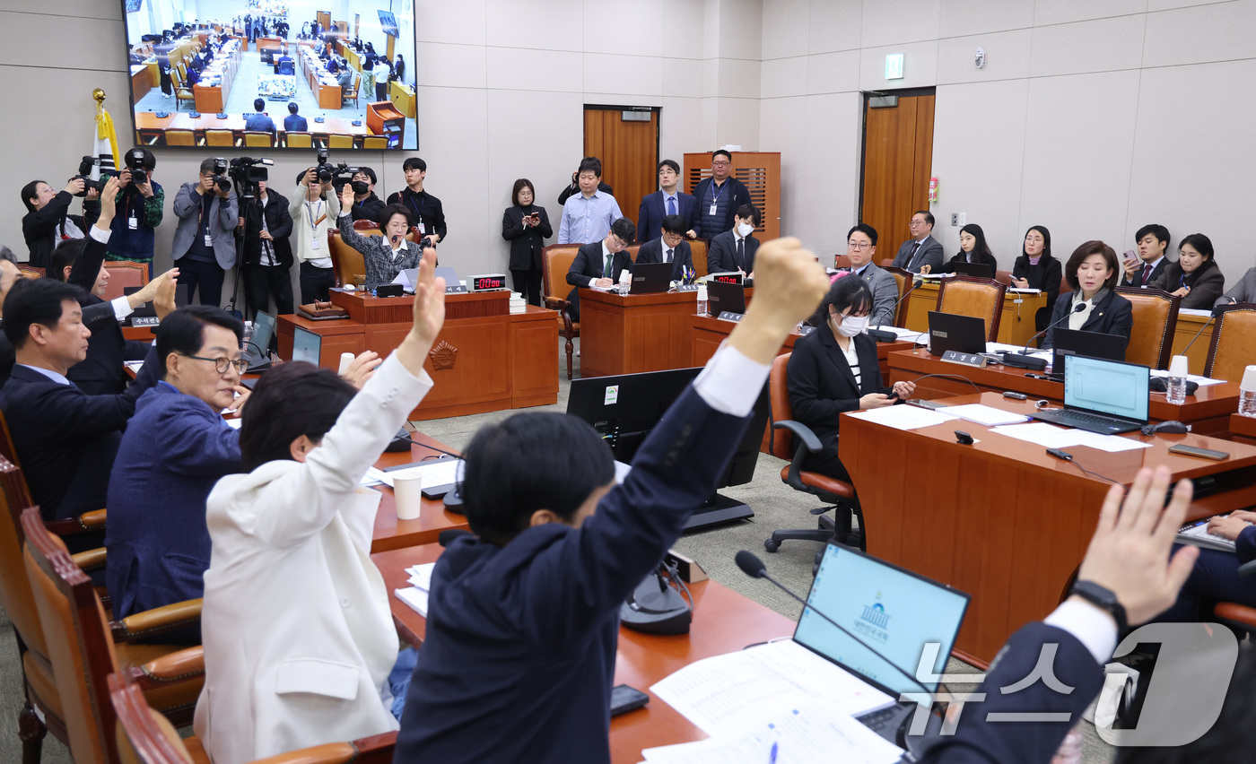 (서울=뉴스1) 신웅수 기자 = 23일 서울 여의도 국회에서 열린 법제사법위원회 전체회의에서 의원들이 거수 표결을 하고 있다. 2026.2.23/뉴스1