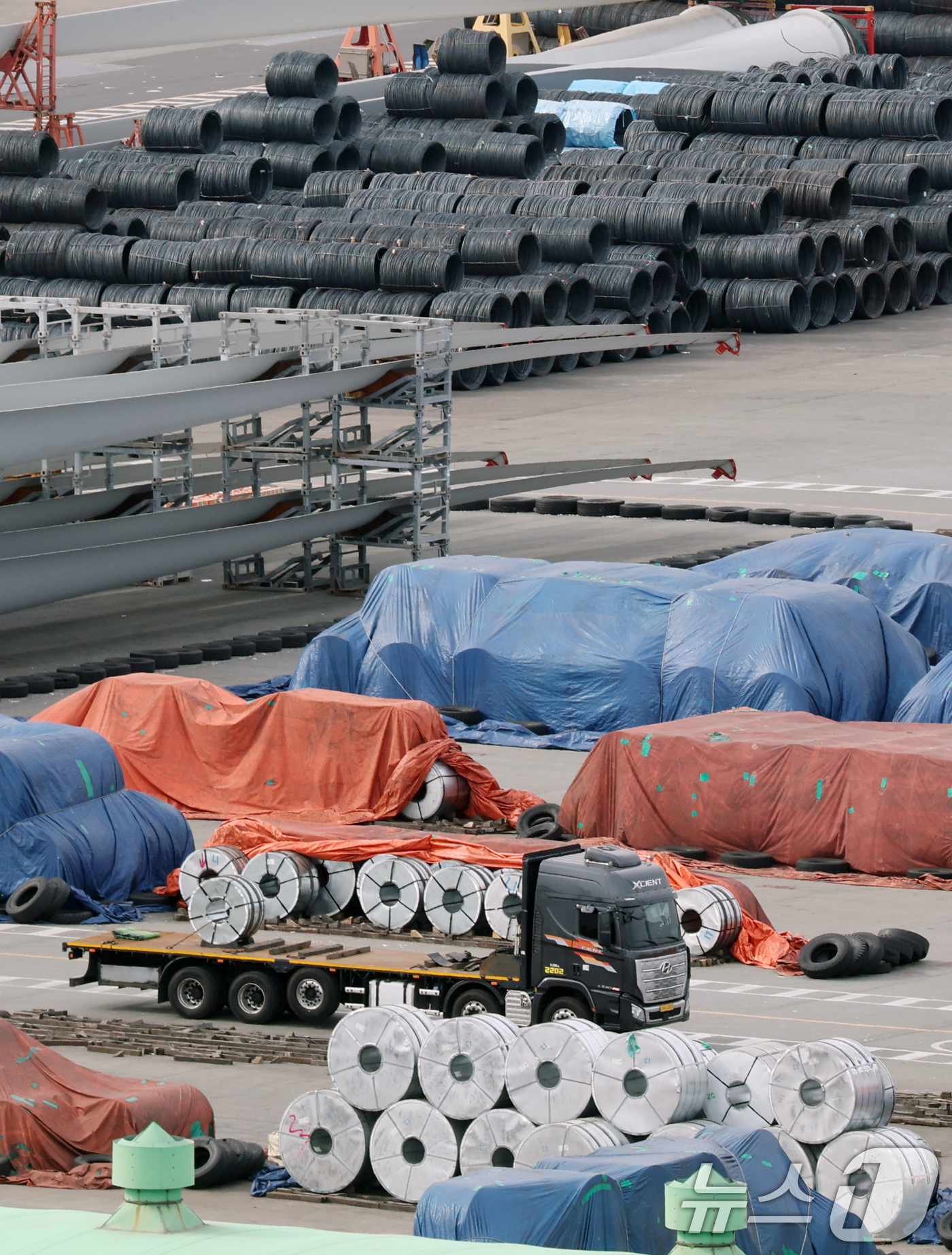 (평택=뉴스1) 김영운 기자 = 도널드 트럼프 미국 대통령은 지난 21일(현지시간) 미 연방 대법원의 상호관세 위법 판결 직후 새로 발표한 10% '글로벌 관세'를 15%로 인상한 …