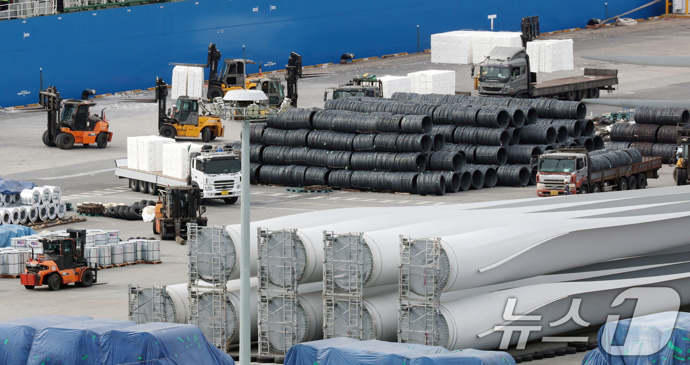 (평택=뉴스1) 김영운 기자 = 도널드 트럼프 미국 대통령은 지난 21일(현지시간) 미 연방 대법원의 상호관세 위법 판결 직후 새로 발표한 10% '글로벌 관세'를 15%로 인상한 …