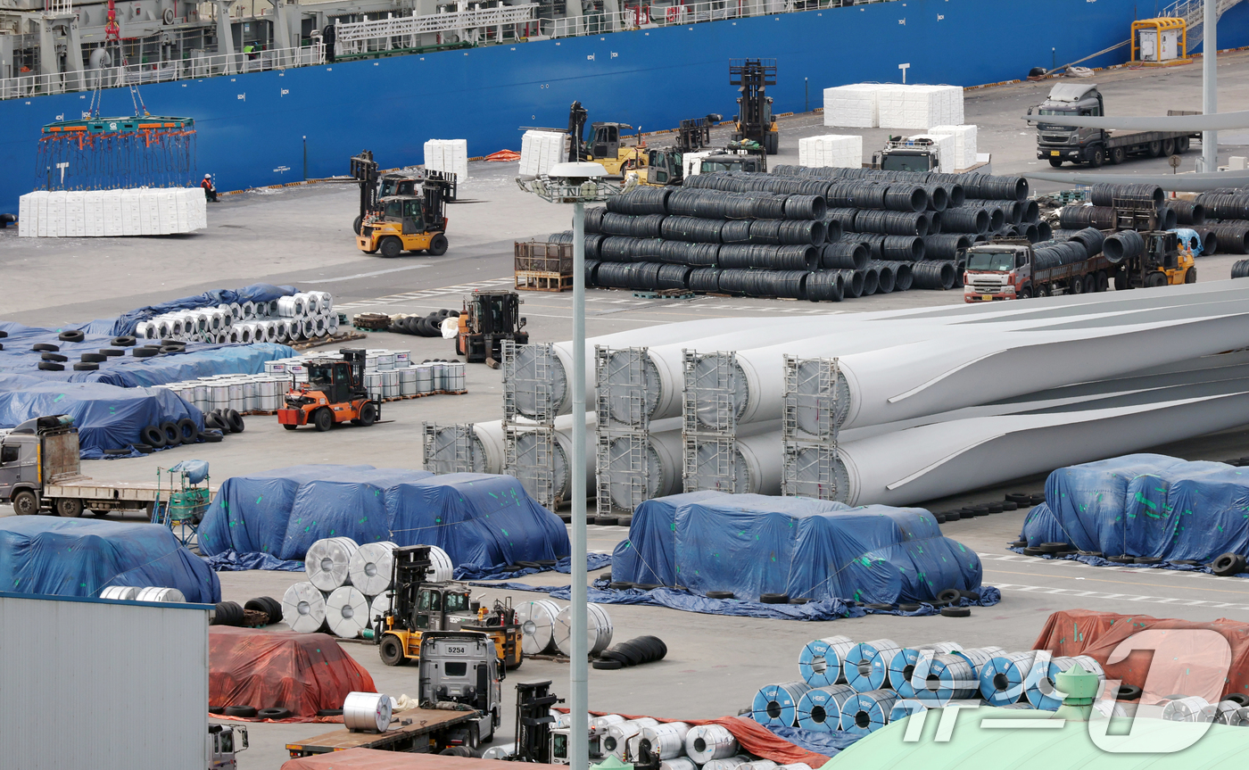 (평택=뉴스1) 김영운 기자 = 도널드 트럼프 미국 대통령은 지난 21일(현지시간) 미 연방 대법원의 상호관세 위법 판결 직후 새로 발표한 10% '글로벌 관세'를 15%로 인상한 …