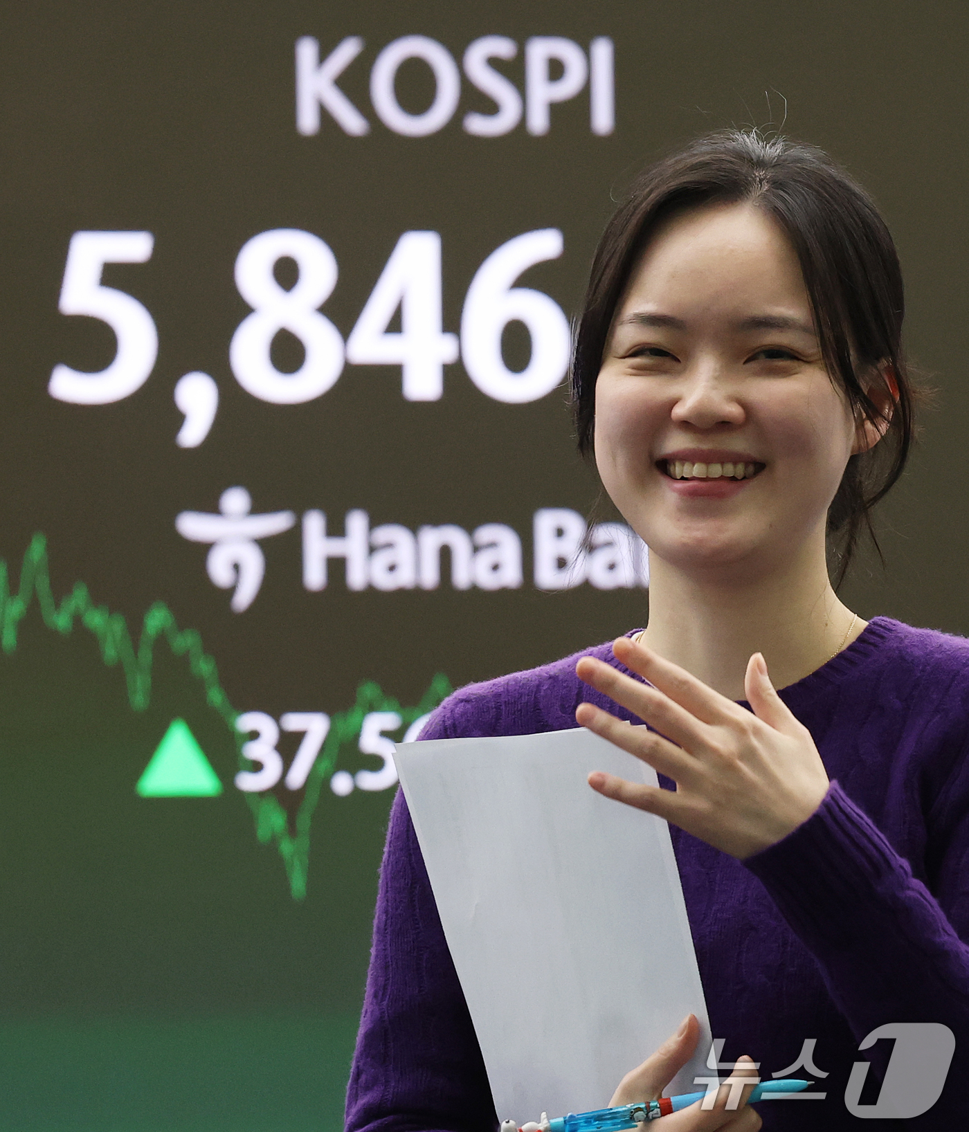 (서울=뉴스1) 오대일 기자 = 코스피 지수가 종가 기준 사상 최고치를 경신한 23일 오후 서울 중구 하나은행 본점 딜링룸 전광판에 코스피 종가가 표시되고 있다. 이날 코스피는 전 …