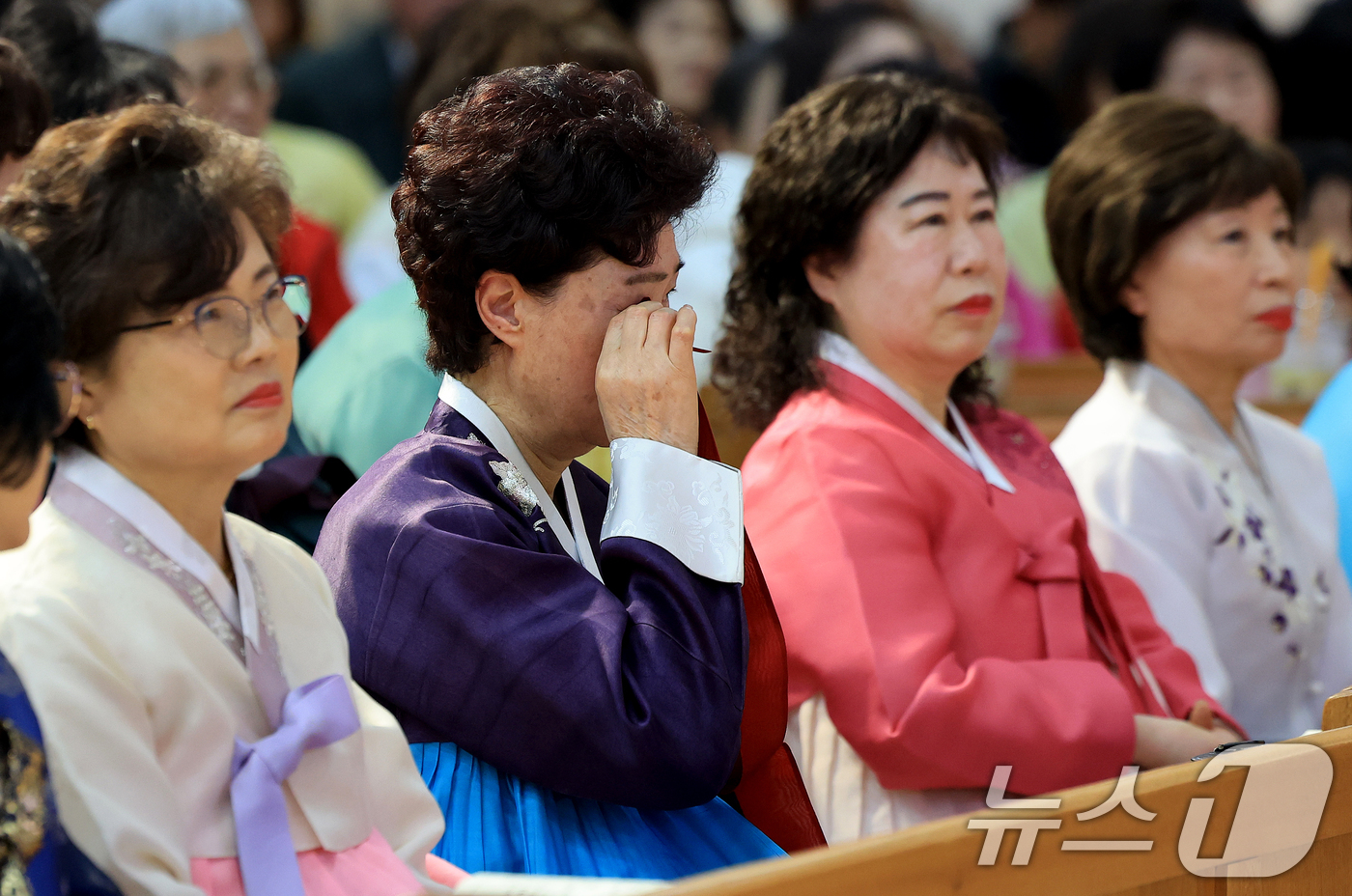 (서울=뉴스1) 이호윤 기자 = 23일 서울 마포구 신촌감리교회에서 열린 일성여자고등학교 졸업장 수여식에서 졸업생들이 눈물을 훔치고 있다. 일성여자중고등학교는 과거 여러가지 개인적 …