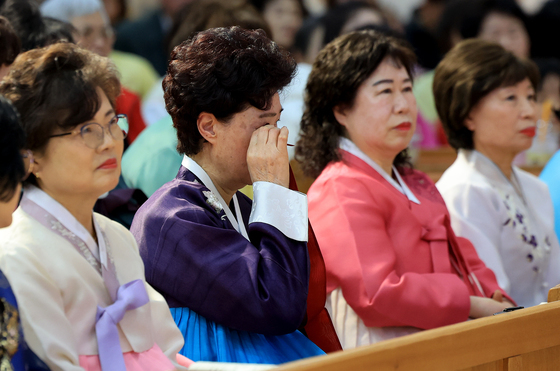 눈물 훔치는 만학도