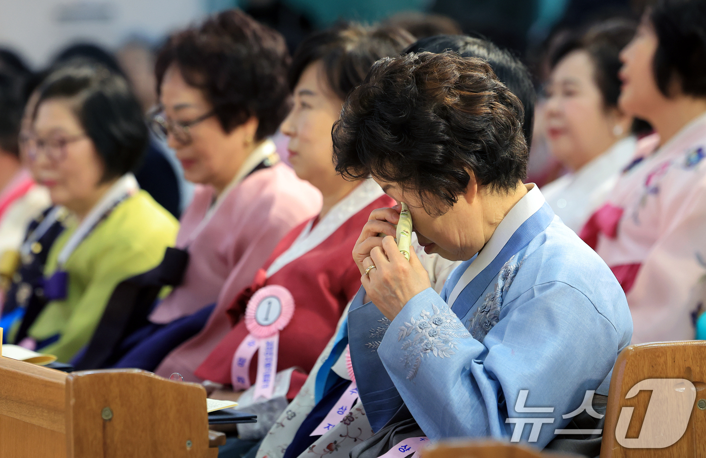 (서울=뉴스1) 이호윤 기자 = 23일 서울 마포구 신촌감리교회에서 열린 일성여자고등학교 졸업장 수여식에서 졸업생이 눈물을 훔치고 있다. 일성여자중고등학교는 과거 여러가지 개인적인 …