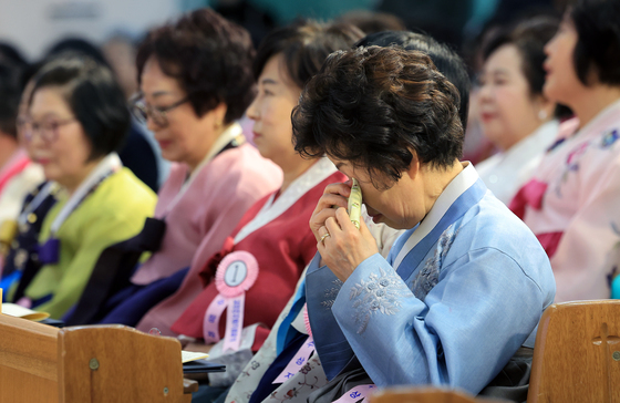 만감이 교차하는 만학도들의 졸업식