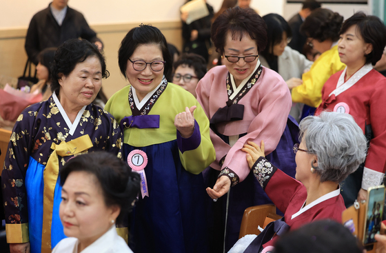 한복 곱게 차려입은 만학도들