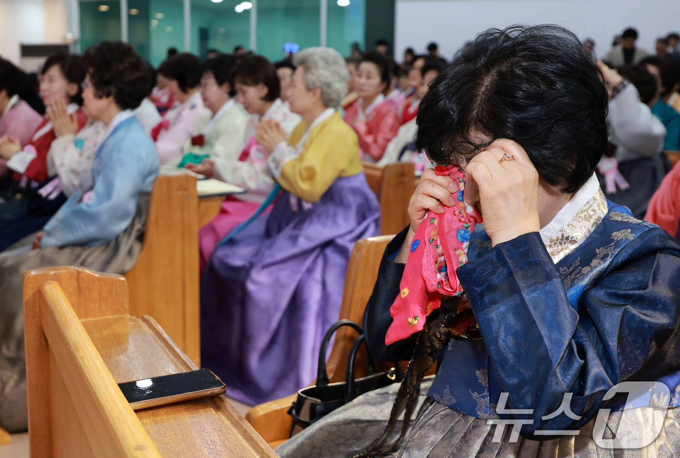 (서울=뉴스1) 이호윤 기자 = 23일 서울 마포구 신촌감리교회에서 열린 일성여자고등학교 졸업장 수여식에서 졸업생이 눈물을 훔치고 있다. 일성여자중고등학교는 과거 여러가지 개인적인 …