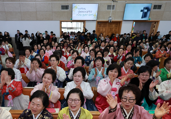 밝은 미소로 맞이하는 졸업식