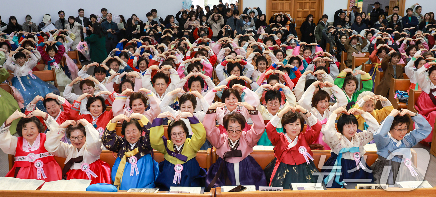 (서울=뉴스1) 이호윤 기자 = 23일 서울 마포구 신촌감리교회에서 열린 일성여자고등학교 졸업장 수여식에서 졸업생들이 이선재 일성여자중고등학교 교장에게 하트를 보내고 있다. 일성여 …