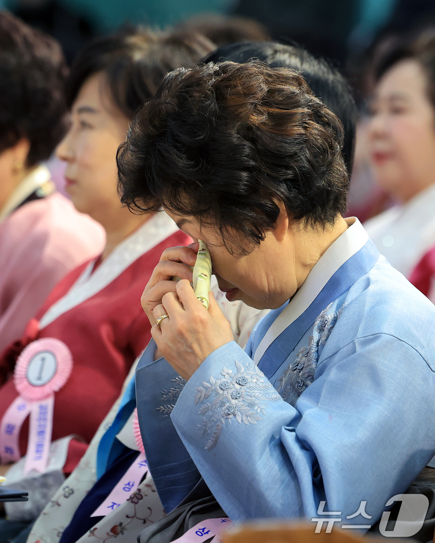 (서울=뉴스1) 이호윤 기자 = 23일 서울 마포구 신촌감리교회에서 열린 일성여자고등학교 졸업장 수여식에서 졸업생이 눈물을 훔치고 있다. 일성여자중고등학교는 과거 여러가지 개인적인 …