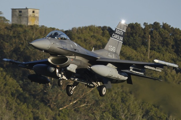 중동 배치 美 F-16, 이란 레이더 먹통 만들 '성난고양이' 달았다