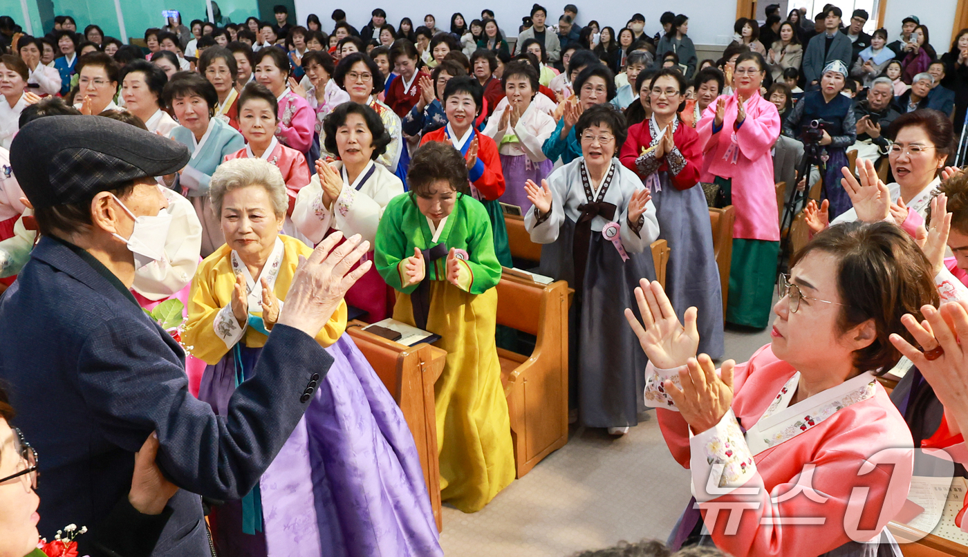 (서울=뉴스1) 이호윤 기자 = 이선재 일성여자중고등학교 교장이 23일 서울 마포구 신촌감리교회에서 열린 일성여자고등학교 졸업장 수여식에서 졸업생들에 박수를 받으며 퇴장하고 있다. …