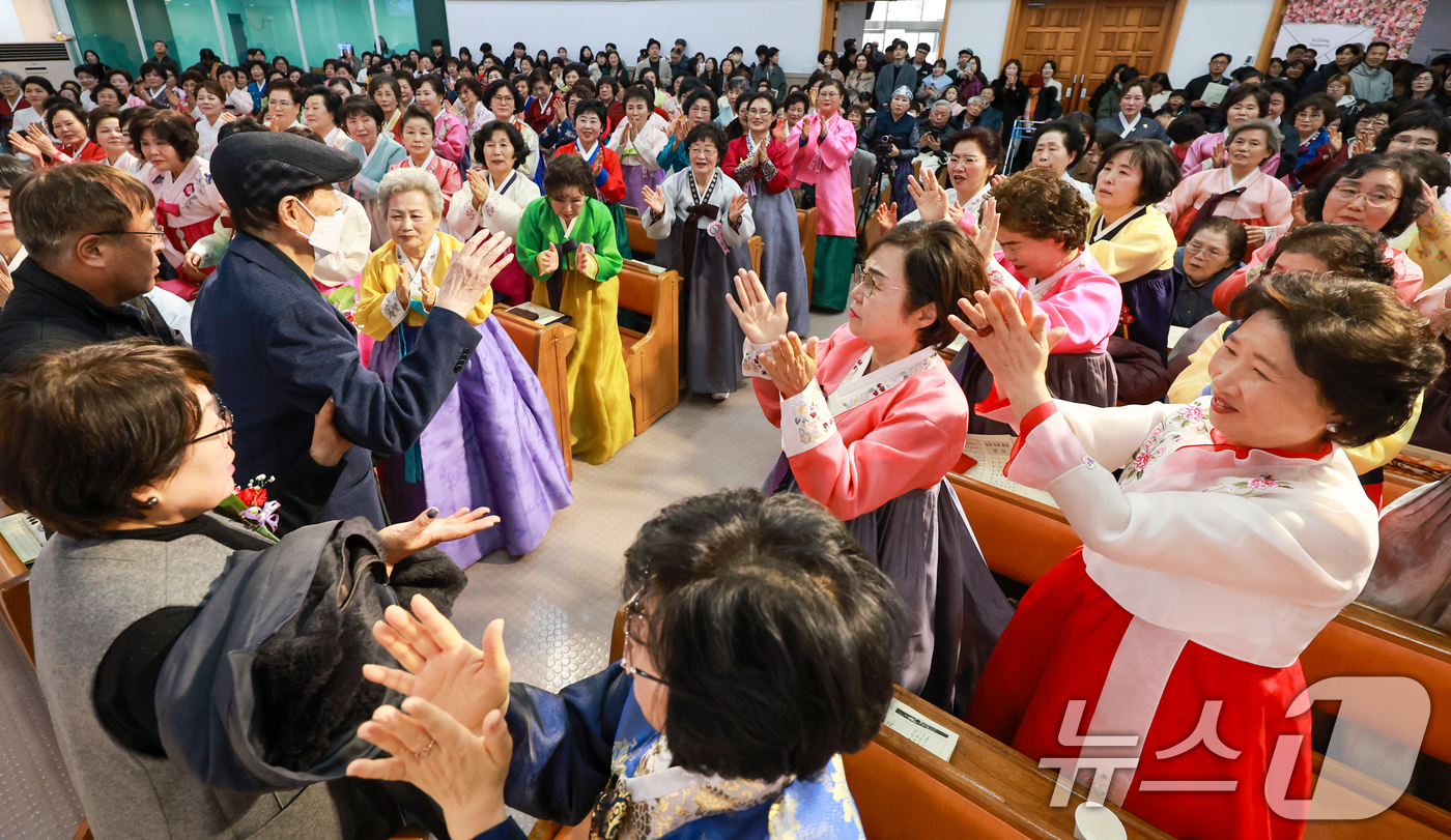 (서울=뉴스1) 이호윤 기자 = 이선재 일성여자중고등학교 교장이 23일 서울 마포구 신촌감리교회에서 열린 일성여자고등학교 졸업장 수여식에서 졸업생들에 박수를 받으며 퇴장하고 있다. …