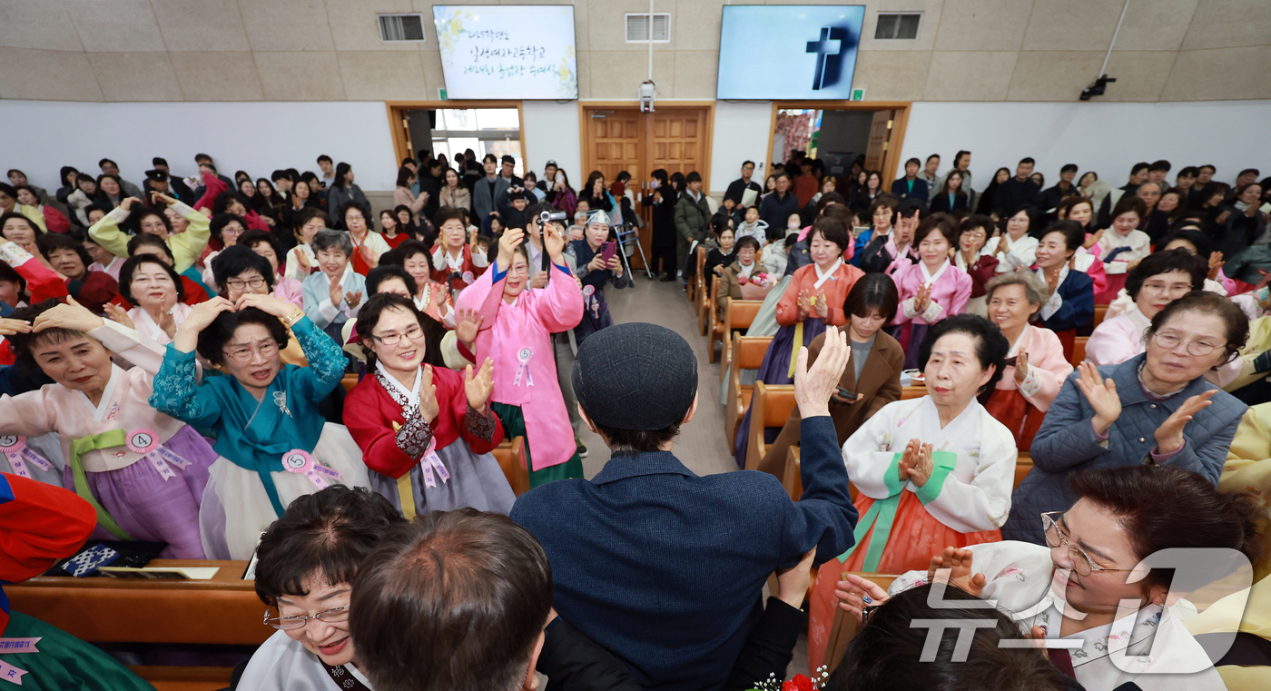 (서울=뉴스1) 이호윤 기자 = 이선재 일성여자중고등학교 교장이 23일 서울 마포구 신촌감리교회에서 열린 일성여자고등학교 졸업장 수여식에서 졸업생들에 박수를 받으며 퇴장하고 있다. …