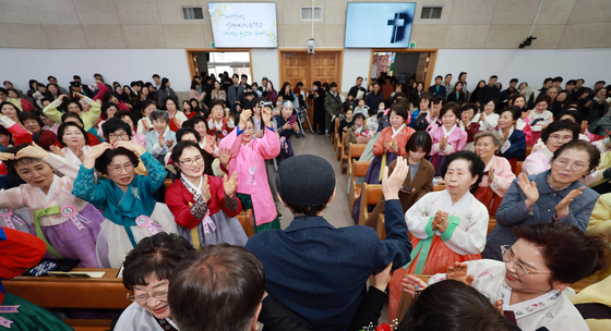 만학도들이 교장선생님께 보내는 감사의 박수