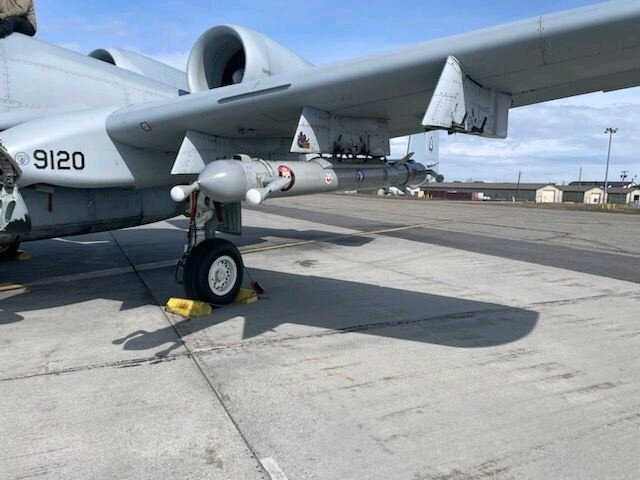 본문 이미지 - 미국 A-10 공격기에 장착된 '앵그리 키튼' 전자전 포드 (출처=소셜미디어 엑스(X) @MergeNewsletter)