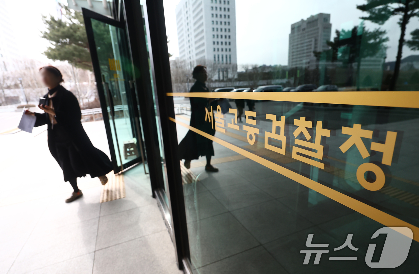 (서울=뉴스1) 김민지 기자 = 내란특검의 윤석열 전 대통령 내란 우두머리 혐의 1심 무기징역 판결 관련 항소 여부 판단을 위한 회의가 열리는 23일 서울 서초구 서울고등검찰청에서 …