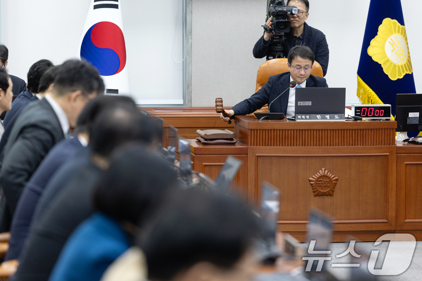 (서울=뉴스1) 이승배 기자 = 23일 서울 여의도 국회에서 열린 제432회국회(임시회) 국회운영위원회 제1차 전체회의에서 한병도 위원장이 의사봉을 두드리고 있다. 2026.2.2 …