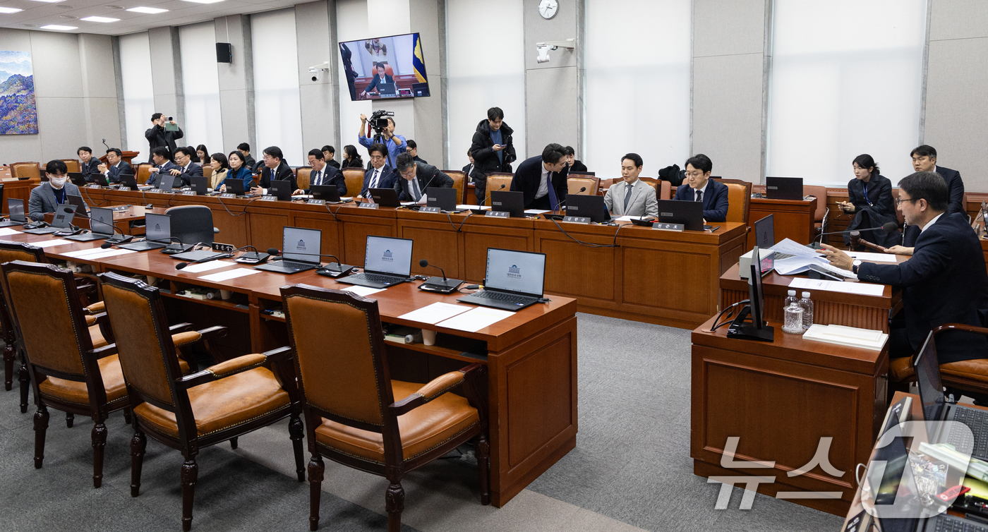 (서울=뉴스1) 이승배 기자 = 23일 서울 여의도 국회에서 열린 제432회국회(임시회) 국회운영위원회 제1차 전체회의에서 한병도 위원장이 의사봉을 두드리고 있다. 2026.2.2 …