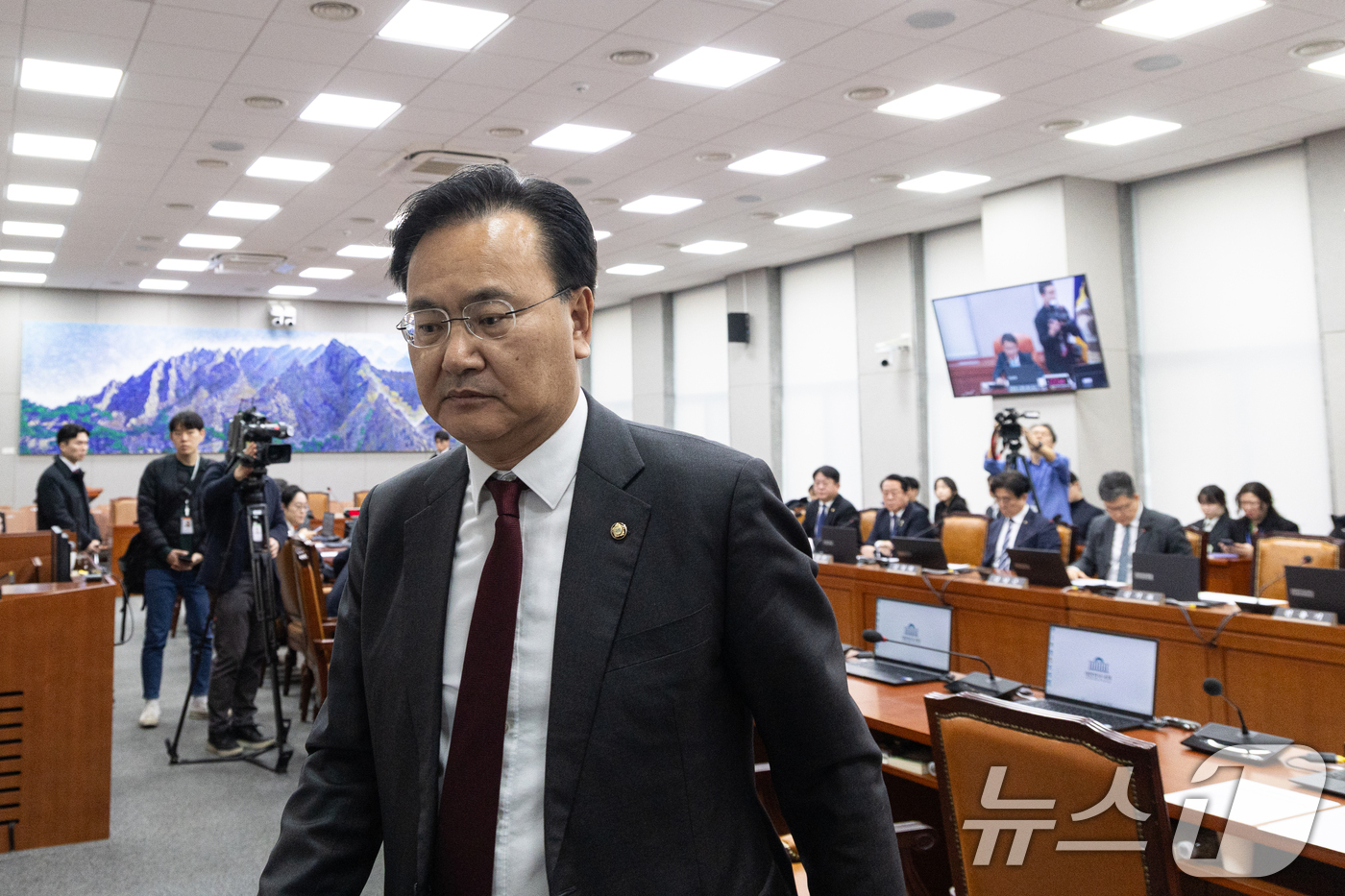 (서울=뉴스1) 이승배 기자 = 23일 서울 여의도 국회에서 열린 제432회국회(임시회) 국회운영위원회 제1차 전체회의에서 본회의를 이틀 당긴 24일에 개의하는 내용의 의사일정 변 …