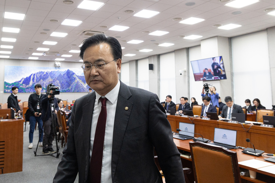 본회의 개의 변경에 반대하며 회의장 나서는 유상범 의원