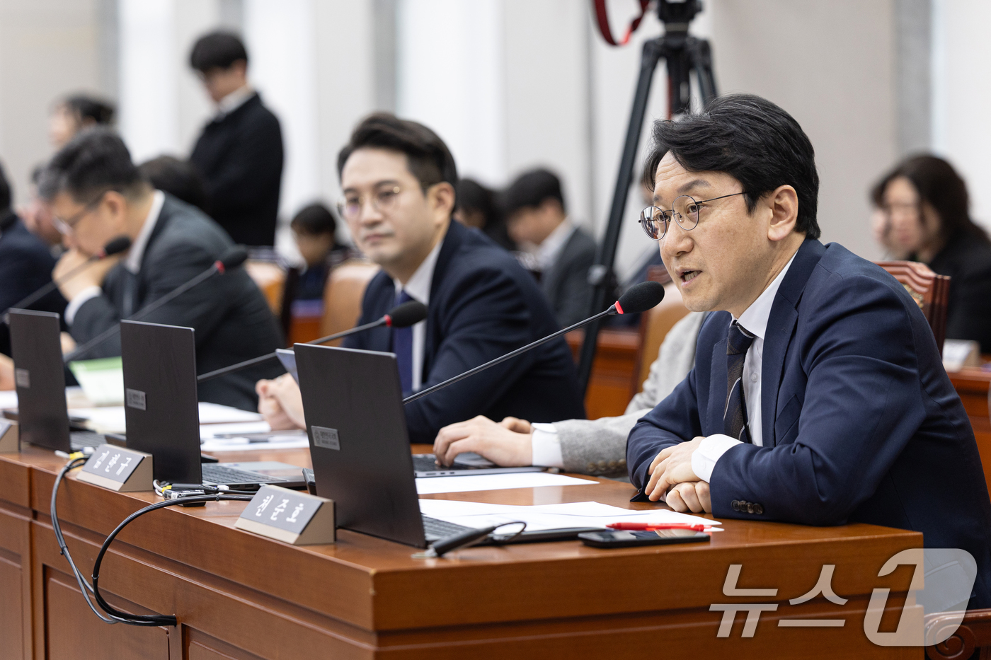 (서울=뉴스1) 이승배 기자 = 23일 서울 여의도 국회에서 열린 제432회국회(임시회) 국회운영위원회 제1차 전체회의에서 천준호 여당 간사가 발언하고 있다. 2026.2.23/뉴 …