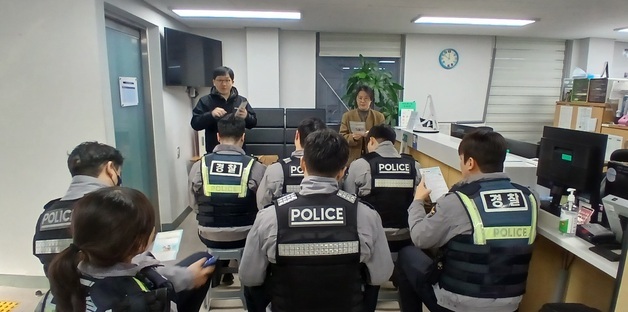 강남구, 경찰 대상 '아동학대 대응' 리플릿 제작·현장 교육 병행