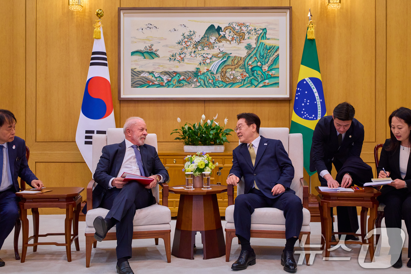 (서울=뉴스1) 허경 기자 = 이재명 대통령과 루이스 이나시우 룰라 다시우바 브라질 대통령이 23일 청와대에서 소인수회담을 하고 있다.(청와대 제공. 재판매 및 DB 금지) 202 …