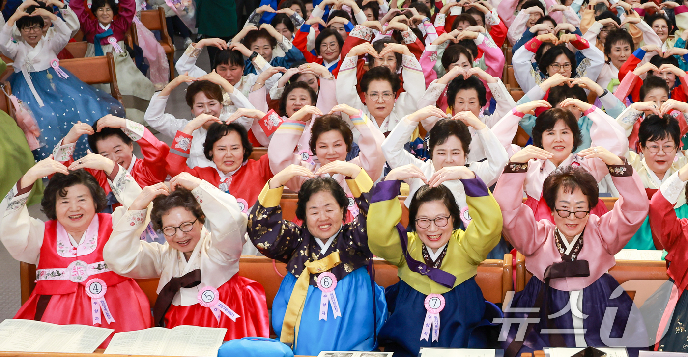 (서울=뉴스1) 이호윤 기자 = 23일 서울 마포구 신촌감리교회에서 열린 일성여자고등학교 졸업장 수여식에서 졸업생들이 이선재 일성여자중고등학교 교장에게 하트를 보내고 있다. 일성여 …