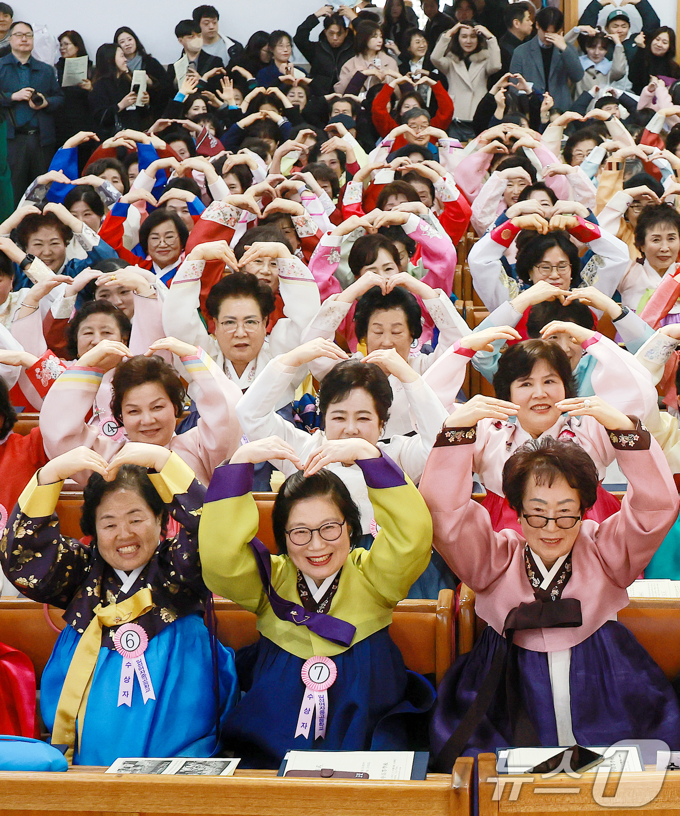 (서울=뉴스1) 이호윤 기자 = 23일 서울 마포구 신촌감리교회에서 열린 일성여자고등학교 졸업장 수여식에서 졸업생들이 이선재 일성여자중고등학교 교장에게 하트를 보내고 있다. 일성여 …