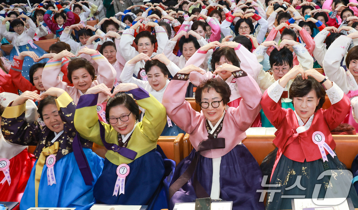 (서울=뉴스1) 이호윤 기자 = 23일 서울 마포구 신촌감리교회에서 열린 일성여자고등학교 졸업장 수여식에서 졸업생들이 이선재 일성여자중고등학교 교장에게 하트를 보내고 있다. 일성여 …