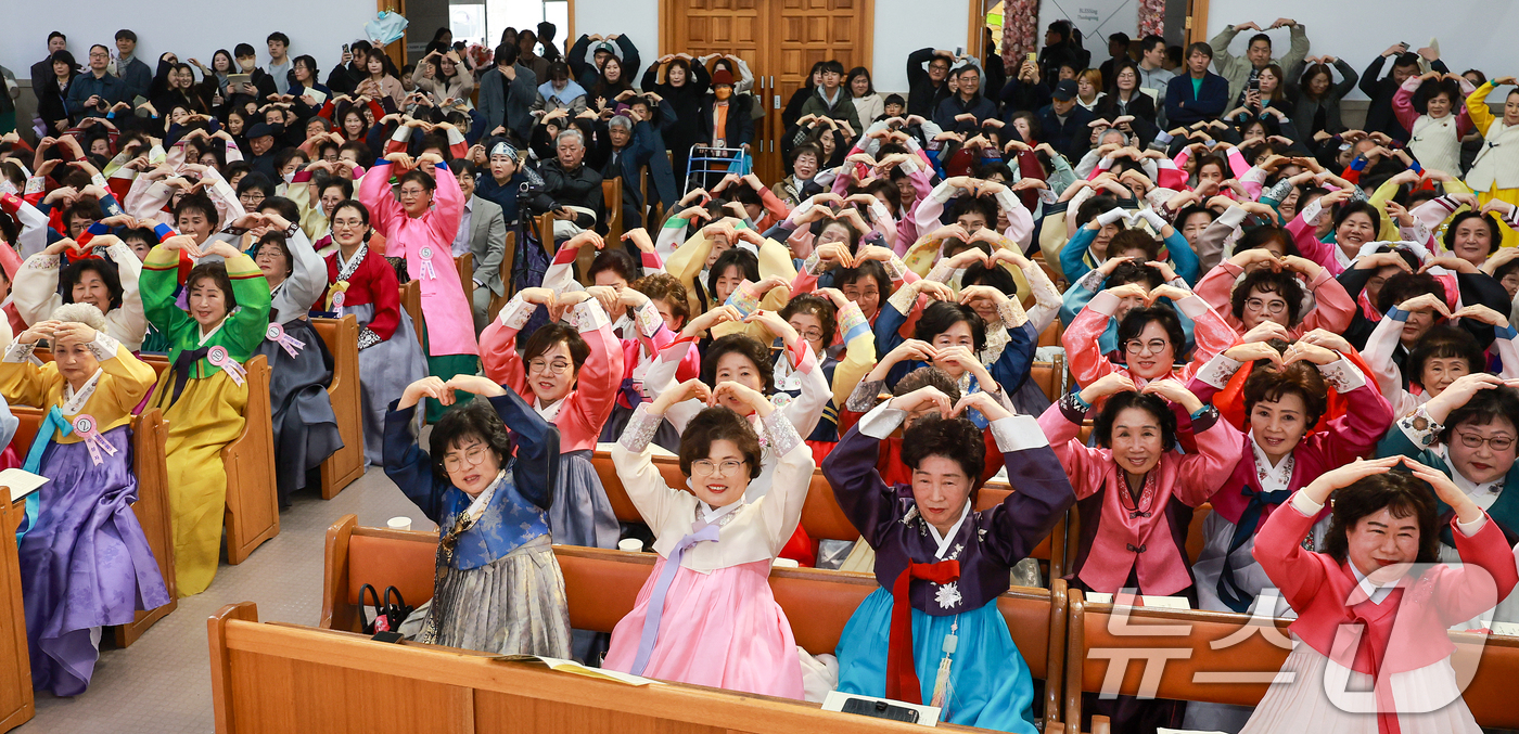 (서울=뉴스1) 이호윤 기자 = 23일 서울 마포구 신촌감리교회에서 열린 일성여자고등학교 졸업장 수여식에서 졸업생들이 이선재 일성여자중고등학교 교장에게 하트를 보내고 있다. 일성여 …