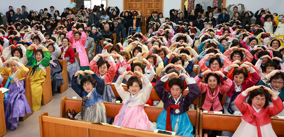 감사의 하트 날리는 만학도들