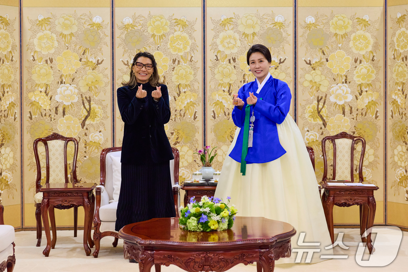 (서울=뉴스1) 이재명 기자 = 김혜경 여사와 루이스 이나시우 룰라 다시우바 브라질 대통령 부인 호잔젤라 다시우바 여사가 23일 청와대에서 열린 회담에 앞서 기념촬영을 하고 있다. …