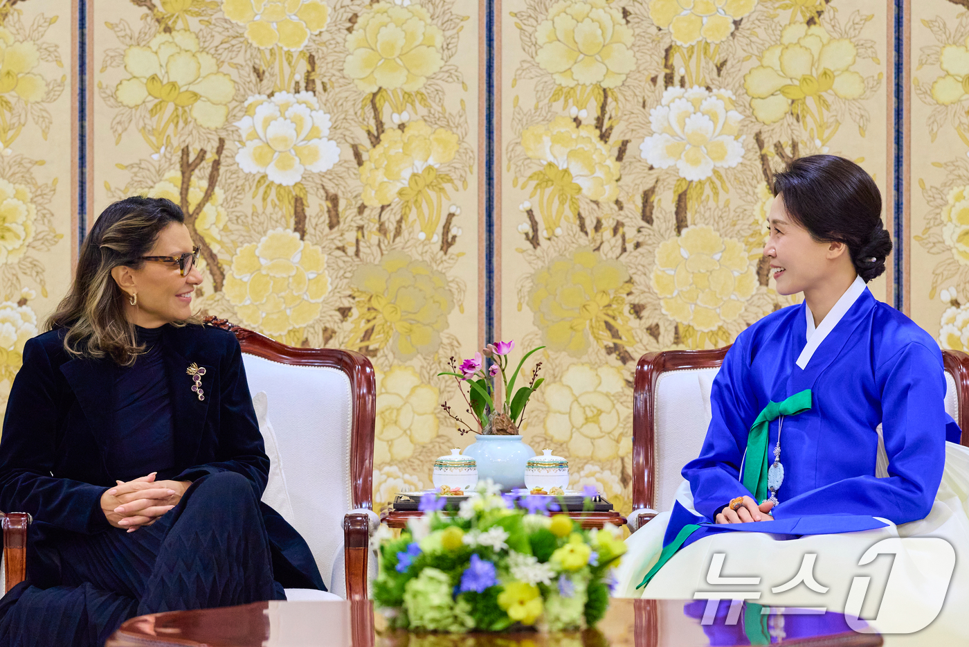 (서울=뉴스1) 이재명 기자 = 김혜경 여사와 루이스 이나시우 룰라 다시우바 브라질 대통령 부인 호잔젤라 다시우바 여사가 23일 청와대에서 회담을 하고 있다. (청와대 제공. 재판 …