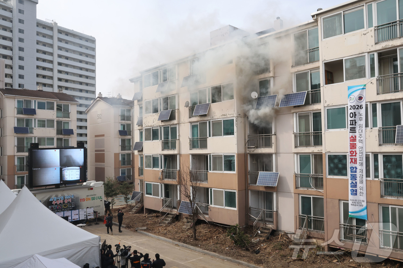 (서울=뉴스1) 이광호 기자 = 지난 23일 오후 서울 노원구 하계5단지 아파트에서 서울소방재난본부의 아파트 실물 화재 실험이 진행되고 있다.이번 실험은 스프링클러 미설치 주택의 …