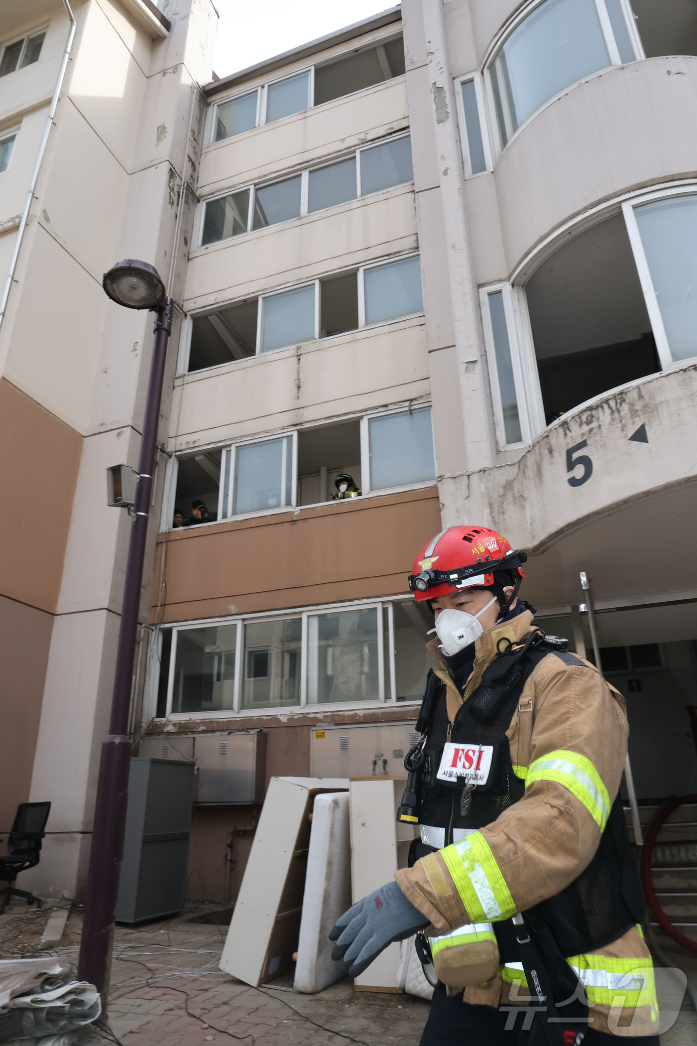 (서울=뉴스1) 이광호 기자 = 지난 23일 오후 서울 노원구 하계5단지 아파트에서 서울소방재난본부의 아파트 실물 화재 실험이 진행되고 있다.이번 실험은 스프링클러 미설치 주택의 …