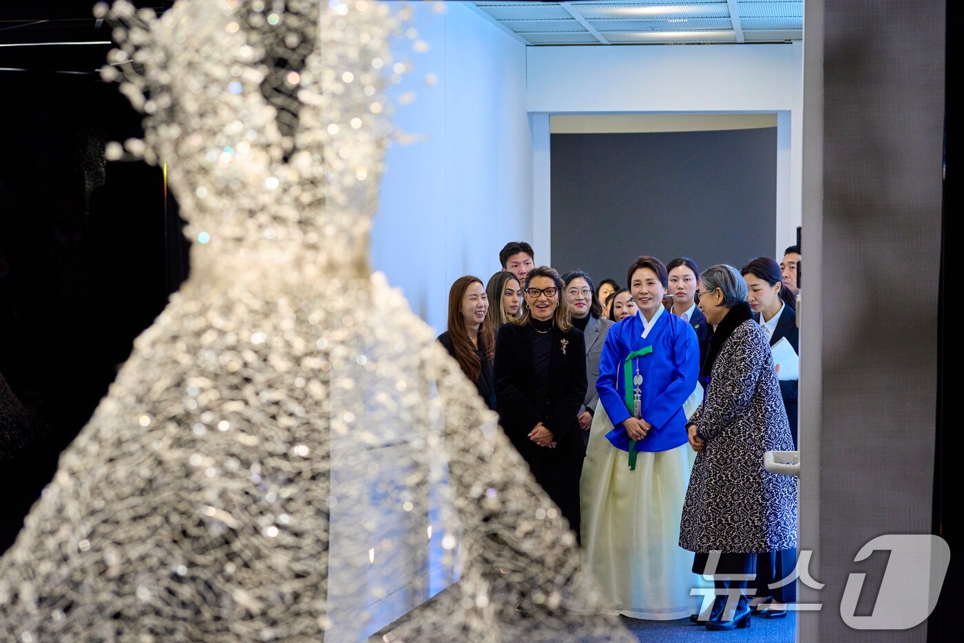 본문 이미지 - 김혜경 여사와 루이스 이나시우 룰라 다시우바 브라질 대통령 부인 호잔젤라 다시우바 여사가 23일 서울 종로구 서울공예박물관에서 '장인, 세상을 이롭게 하다' 주제로 열린 전시를 관람하고 있다. (청와대 제공. 재판매 및 DB 금지) 2026.2.23 ⓒ 뉴스1 이재명 기자