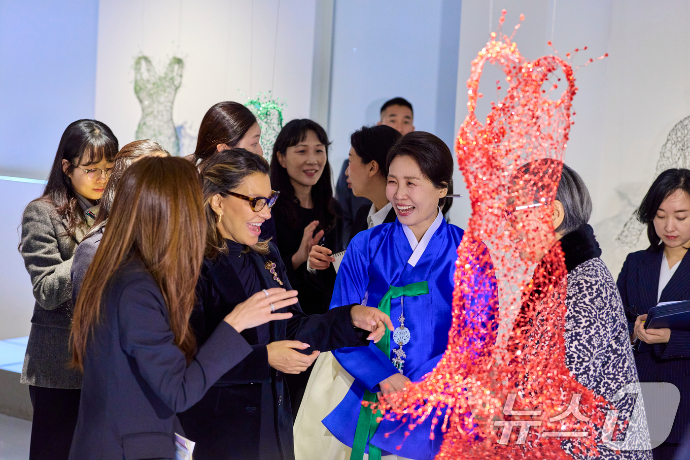 (서울=뉴스1) 이재명 기자 = 김혜경 여사와 루이스 이나시우 룰라 다시우바 브라질 대통령 부인 호잔젤라 다시우바 여사가 23일 서울 종로구 서울공예박물관에서 '장인, 세상을 이롭 …