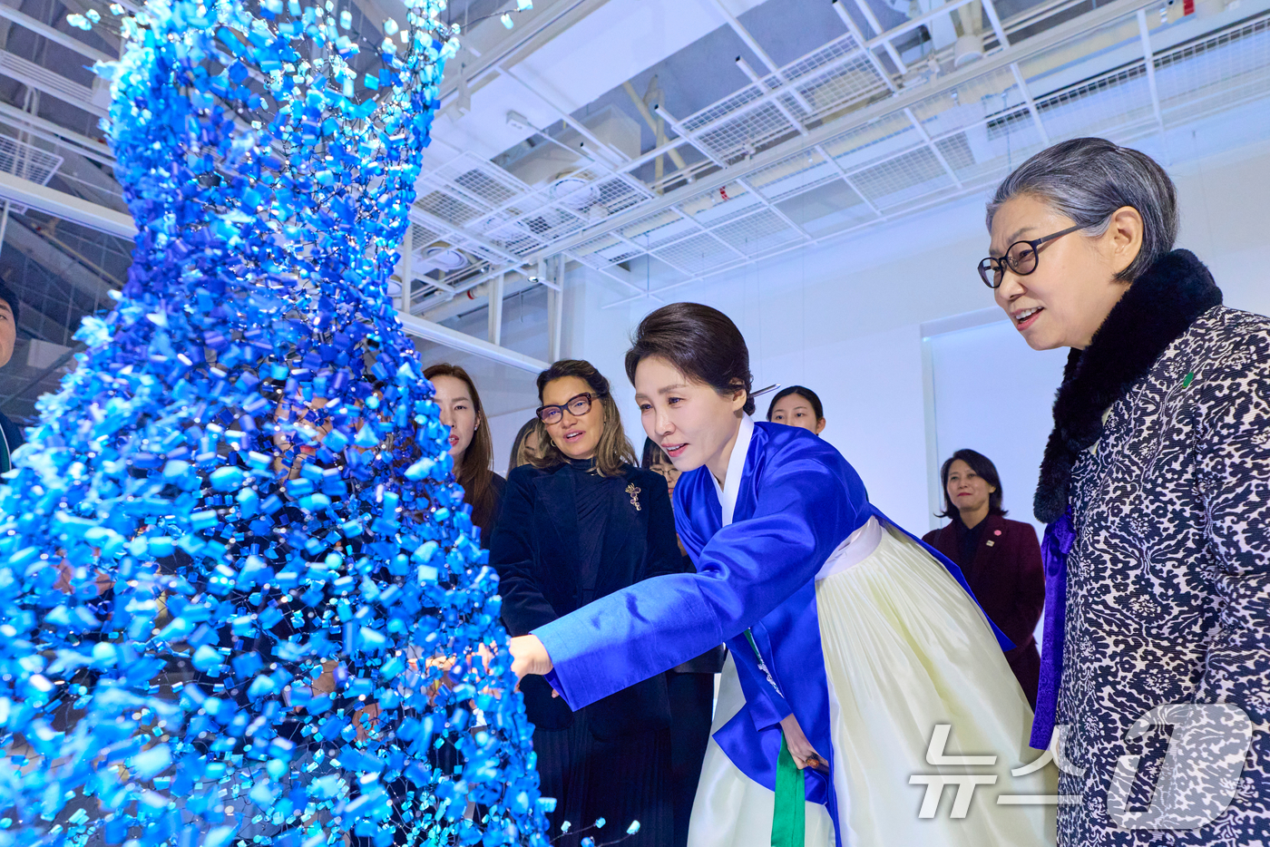 (서울=뉴스1) 이재명 기자 = 김혜경 여사와 루이스 이나시우 룰라 다시우바 브라질 대통령 부인 호잔젤라 다시우바 여사가 23일 서울 종로구 서울공예박물관에서 '장인, 세상을 이롭 …