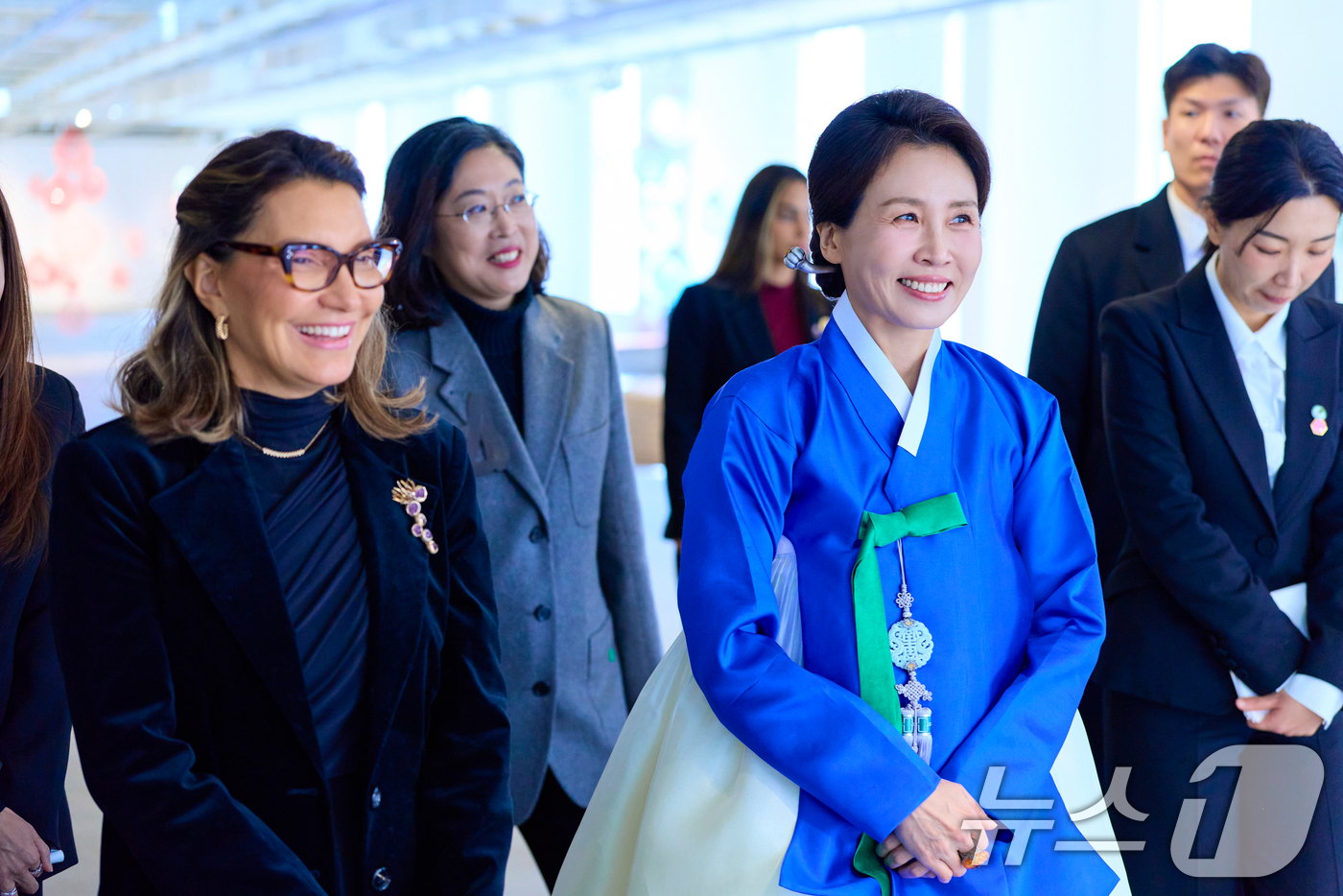 (서울=뉴스1) 이재명 기자 = 김혜경 여사와 루이스 이나시우 룰라 다시우바 브라질 대통령 부인 호잔젤라 다시우바 여사가 23일 서울 종로구 서울공예박물관에서 '장인, 세상을 이롭 …