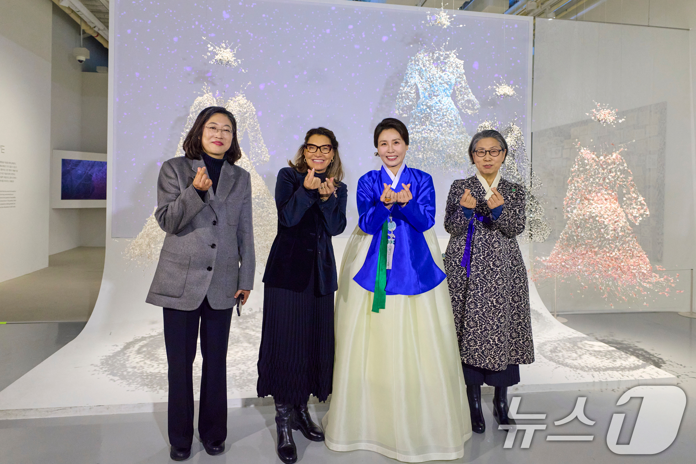 (서울=뉴스1) 이재명 기자 = 김혜경 여사와 루이스 이나시우 룰라 다시우바 브라질 대통령 부인 호잔젤라 다시우바 여사가 23일 서울 종로구 서울공예박물관에서 '장인, 세상을 이롭 …